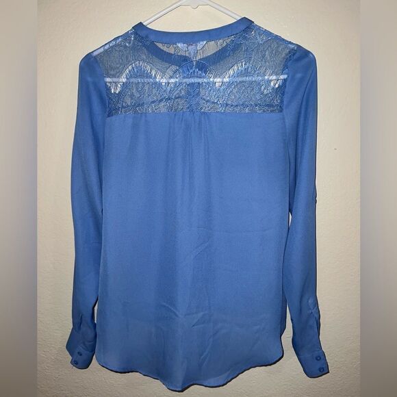 ❄️ CANDIES BLUE LIGHTWEIGHT SHEER TOP WITH LACE PANELS- SIZE SMALL - Picture 5 of 7